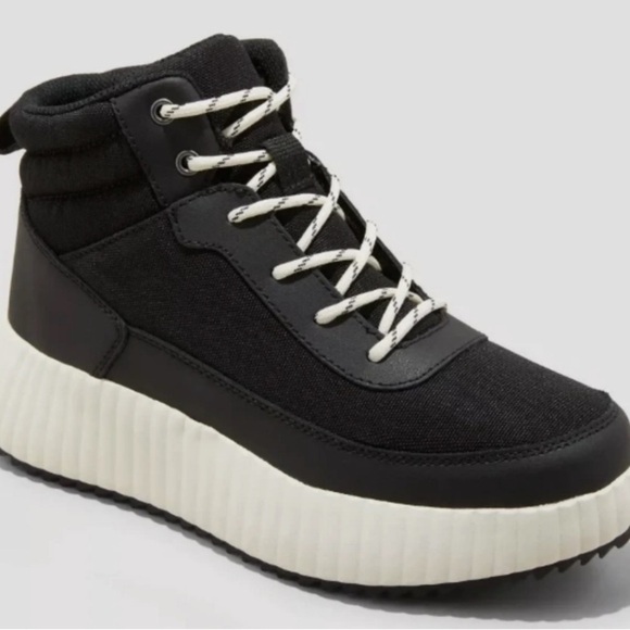 Universal Thread Shoes - NWT Universal Thread Platform Hiker Boots - Black - US 11. Water repellent